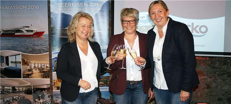 Kleines Jubiläum im Sinziger Reisebüro Firmenchefin Karin Knopp (M.) mit ihren Mitarbeiterinnen Natalie Seidel (l.) und Doris Pütz. Rü
