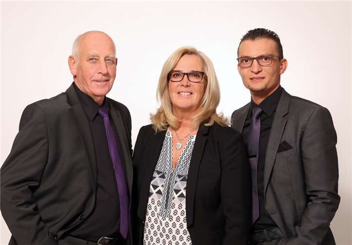 Firmengründer und Inhaber Heinz Klein (v.li.), seine Frau Birgitt Klein sowieSohn Christoph Klein (Geschäftsführer). Foto: privat