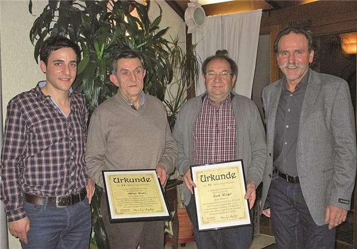 Firmeninhaber Franz-Josef und Christoph Hengsberg bedankten sich bei Alfred Haas und Karl Hilger für die langjährige Treue und ihren Einsatz für die Firma Fenster-Rollladen Knieps. 