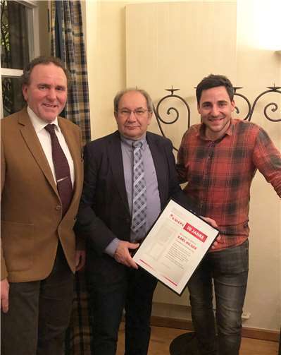 Firmeninhaber Franz-Josef und Christoph Hengsberg sprachen Karl Hilger für die langjährige Treue und seinen Einsatz für die Firma Fenster-Rolladen Knieps ihre Anerkennung aus.Foto: privat