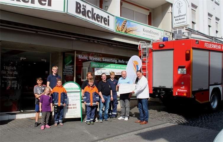 Firmeninhaber Schmickler übergab der Kreisjugendfeuerwehr Ahrweiler einen Spendenscheck aus dem Verkaufserlös des „Feuerwehrbrotes“.  Oliver Monschau/Kreisjugendfeuerwehr Ahrweiler