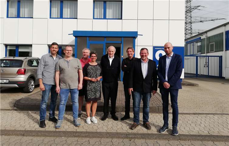 Firmeninhaber der Alufinish GmbH, Otmar Monreal (4.v.r.) empfing die FWG Andernach beim Vor-Ort Termin zusammen mit seinem designierten Nachfolger, Dr. Nils Monreal (1.v.r.).Foto: FWG Andernach