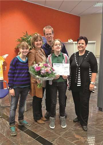 Firmenkundenbetreuerin und Glücksfee Sabine Klein überreichte Familie Kessel ihren Gewinn. privat