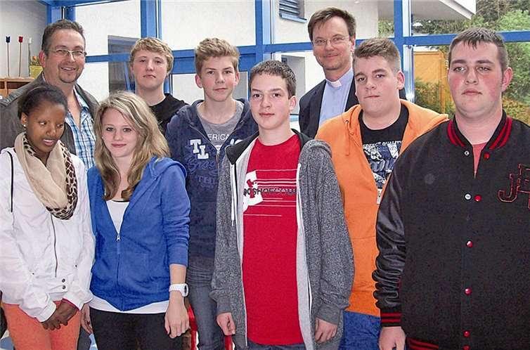 Firmlinge der Gruppe Schmitz/Missong besuchten Menschen im Altenheim Maria vom Siege.  Privat