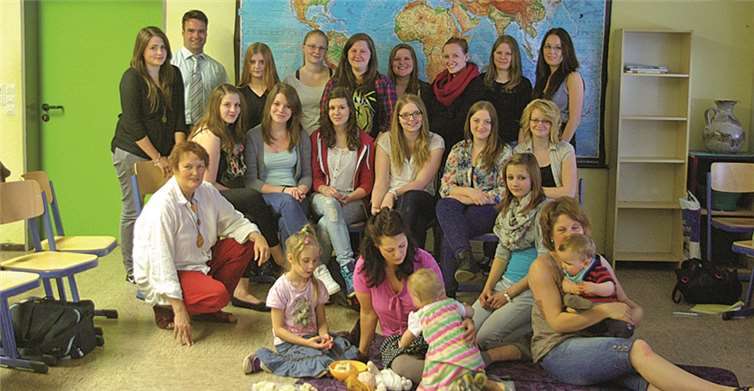Fit als Babysitter: Die Schülerinnen und Schüler der Realschule Plus aus Kobern-Gondorf mit den betreuenden Lehrern, der Hebamme Angela Lindo sowie AOK-Mitarbeiter Ralf Pauken.privat