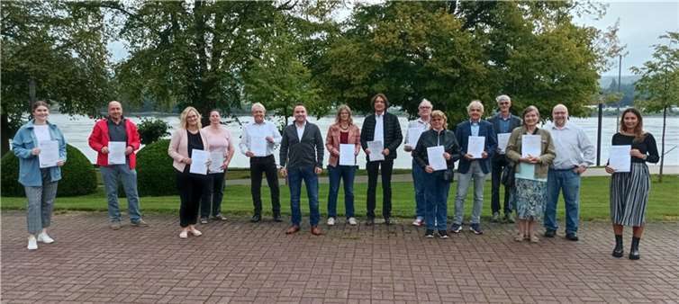 Fit für die digitale Zukunft! Die Teilnehmer der Web-Seminar-Reihe bei der offiziellen Verleihung der Zertifikate „Digitalkompetenz“ durch Bürgermeister Marcel Caspers im Kurpark Bad Breisig.Foto: VG Bad Breisig