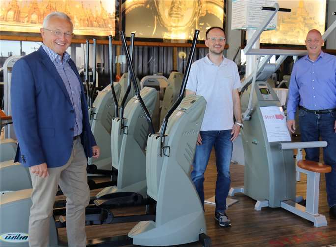 Fitnessstudios warten auf eine Wiederöffnung und legen eigene Hygiene-Konzepte vor. Gemeinsam mit den Branchenverbänden und der Berufsgenossenschaft wurden Details erstellt, um den Betrieb wieder sicher aufnehmen zu können. (v.l.n.r.) Landrat Achim Hallerbach, Sportpark Inhaber Dirk Kornmeyer und Ortsbürgermeister Martin Buchholz informieren sich über das künftige Betriebskonzept mit den strengen Hygieneauflagen.