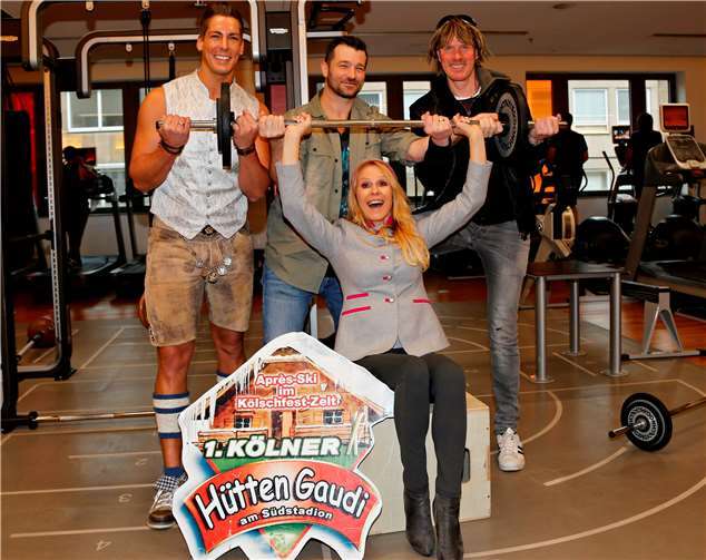 Fitnesstraining mit der „Trainer-Queen“ für die Kölner Hüttengaudi. Von links Norman Langen, Achim Petry und Mickie Krause, davor Moderatorin Ulrike Kriegler. privat
