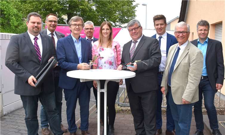 Flächendeckende Abdeckung mit schnellem Internet kann im Landkreis Neuwied erreicht werden. Durch Nachverhandlungen wurde es geschafft, dass am Ende der Ausbauphase nahezu 100 Prozent der Haushalte im Landkreis Neuwied mit schnellem Internet versorgt sein können. Das Foto entstand beim offiziellen Startschuss für die Bauabschnitte in Dattenberg und Vettelschoß. (v.l.n.r.): Michael Christ (Bürgermeister VG Asbach), Winfried Moser (Deutsche Telekom), Hans-Günter Fischer (Bürgermeister VG Linz), Manfred Rasbach (Breitbandprojektkoordinator beim Kreis Neuwied), Lisa Schubert (Kreis Neuwied), Michael Mahlert (1. Kreisbeigeordneter), Lukas Meudt (Deutsche Telekom), Gerhard Hausen (Stadtbürgermeister Unkel), Thomas Jüngling (Deutsche Telekom). Foto: Privat