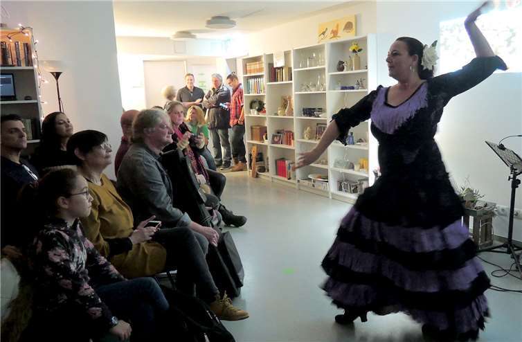 Ein Zeichen für Tiere in Not Flamenco-Tänzerin Ariane Scholles begeisterte als Ari La Yema die Gäste.