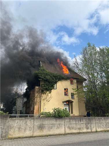 Flammen schlugen aus den Fenstern. Foto: Feuerwehr Sinzig