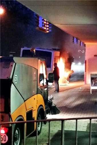 Flammen stiegen aus dem Bus. Foto: willipedia.eu