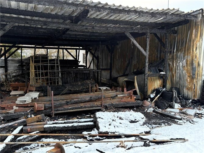 Flammeninferno im Bauhof Löf. Fotos: Johannes Liesenfeld 