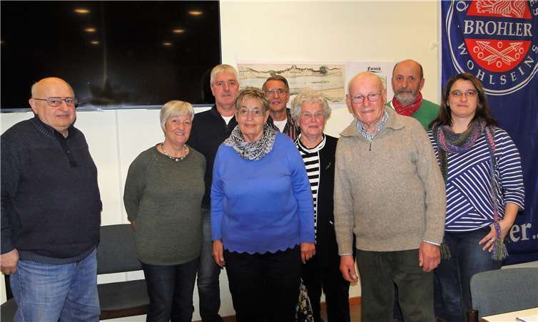 Flankiert durch die beiden Protagonisten Petra (re.) und Werner Fußhöller (li.) und dem Vorsitzenden des Brohler Kulturvereins Helmut Rosenbaum (re.) sind ehemalige Bewohner von Fornich zu sehen. V.l. Hertha und Michael Haras, Geschwister Behringer, Hendrik Klingele und Hermann Josef Beutgen.