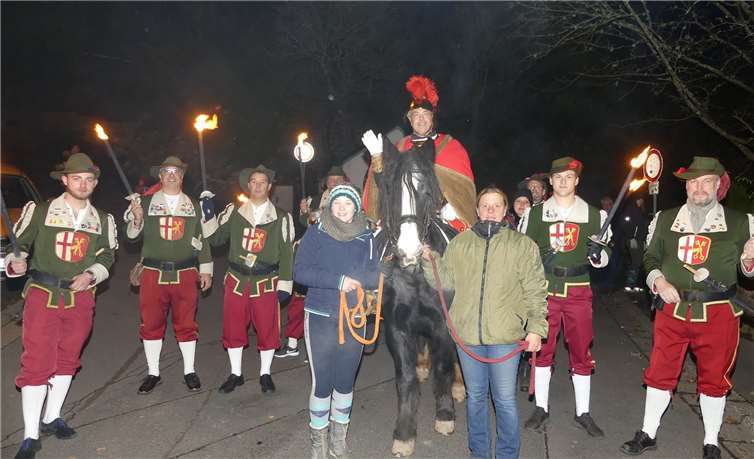 Flankiert und begleitet von Uniformierten der Cochemer Bürgerwehr, grüßte der heilige St. Martin hoch zu Ross.