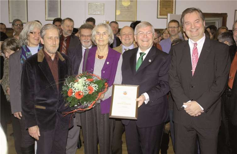 Flankiert vom Beigeordneten Wolfgang Plöger und Stadtbürgermeister Gerhard Hausen sowie dem VG-Chef nahm Heide Lorenz die hohe Auszeichnung entgegen. DL
