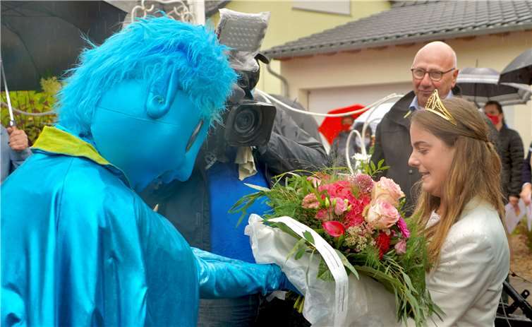 Flankiert von Fernsehteams gratulierte auch Ahrvin, das Maskottchen der Landesgartenschau 2022 der neuen Königin.