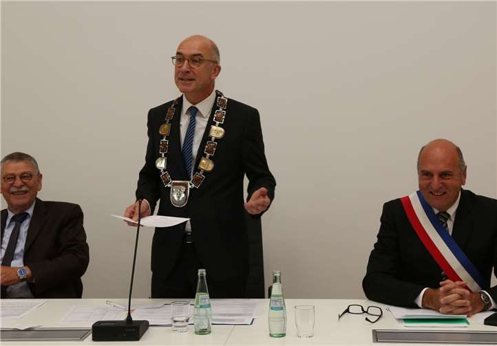 Flankiert von Frank Verin (rechts, Bürgermeister Le Mee) und Bernhard Granz (links, Vorsitzender Bürgerverein) hielt Bert Spilles die Festrede.