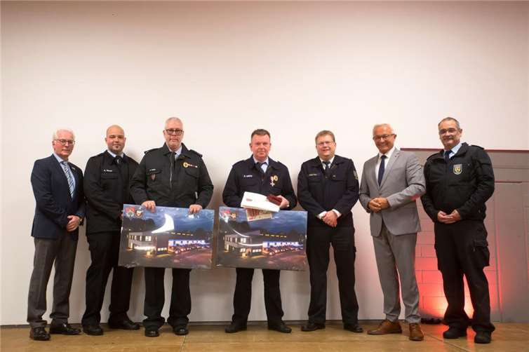 Flankiert von Landrat Achim Hallerbach, Verbandsbürgermeister Volker Mendel sowie BKI Holger Kurz und dessen Stellvertreter Volker Lemgen freuen sich die drei Geehrten aus den Feuerwehren der Verbandsgemeinde Puderbach über die jeweiligen Auszeichnungen.  Foto: Wolfgang Tischler