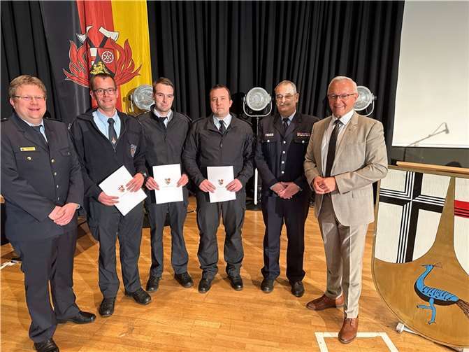 Flankiert von Landrat Achim Hallerbach und dem stellvertretenden BKI Volker Lemgen sowie dem Brand- und Katastrophenschutz-Inspekteur des Landkreises, Holger Kurz, freuen sich die drei neuen Ausbilder über ihre Ernennung. Foto: Thomas Herschbach