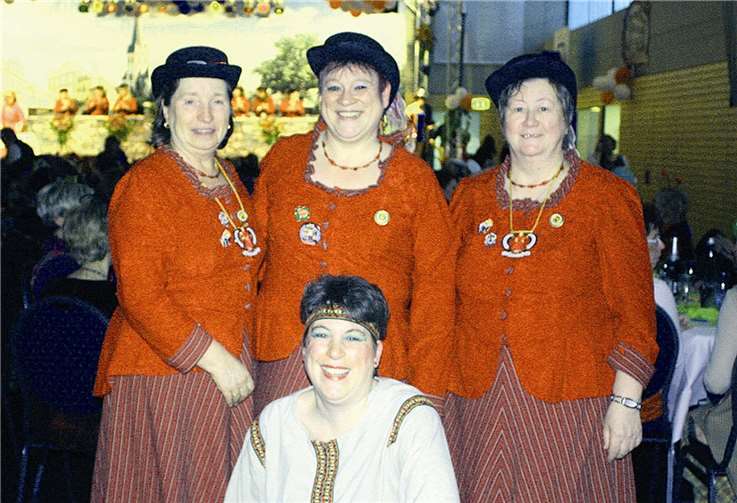 Flankiert von Marianne Braun und Ingeborg Conrad sowie von Sivlia Schmitz (vorn) präsentierte sich das jüngste „Goldene Herz“, Andrea Odenthal. DL
