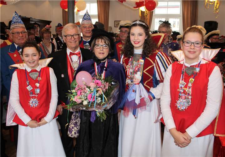 Flankiert von Prinzessin Marie I. und dem Stadtchef nahm Petra Wallek die Gratulationen der Jecken entgegen. DL