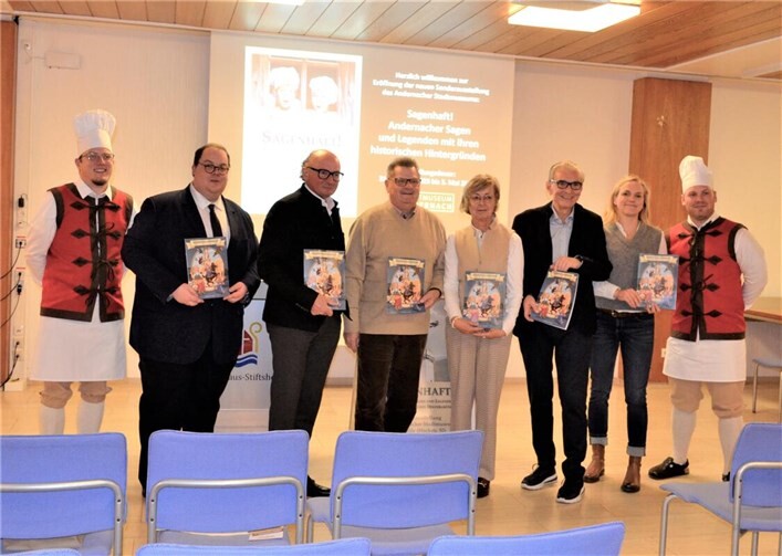 Flankiert von den Bäckerjungen „Fränzje und Döres“ (ganz links und ganz rechts) präsentierten v.l.n.r. Museumsleiter Dr. Kai Seebert, Kreisbeigeordneter und Ehrenbürger Achim Hütten, Beigeordneter Heribert Zins, Beigeordnete Hildegard Zschiesche, Bürgermeister Claus Peitz und Kulturamtsleiterin Charlotte Everling den neuen Comic zur Sonderausstellung. Foto: Stefanie Baumgarten-Mischuda, Stadtmuseum Andernach.