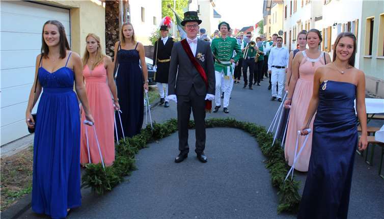 Flankiert von den Ehrendamen nähertesich König Nico dem Haus seiner Junggesellenkönigin