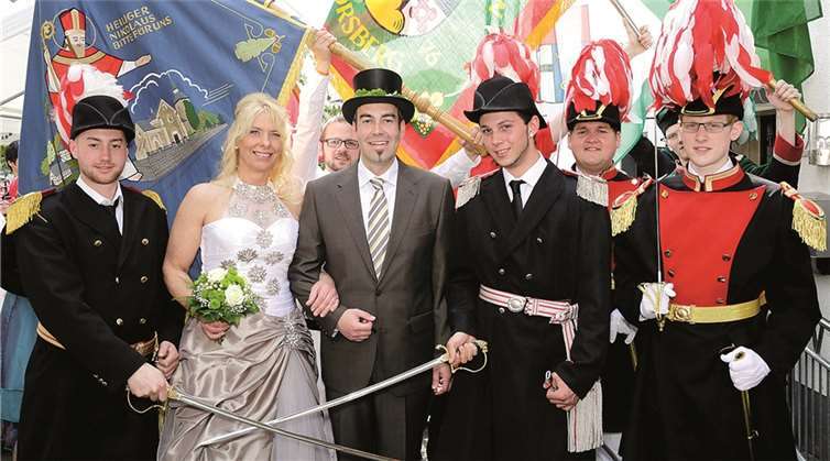 Flankiert von den Offizieren des katholischen Junggesellenvereins nahmen die ersten Majestäten des Bürgervereins am Königshaus die Huldigungen der Bevölkerung entgegen. DL