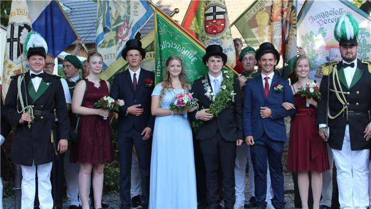 Flankiert von den Offizieren präsentierten die Majestäten mit ihren Ehrenpaaren auf dem Dorfplatz.Fotos: DL
