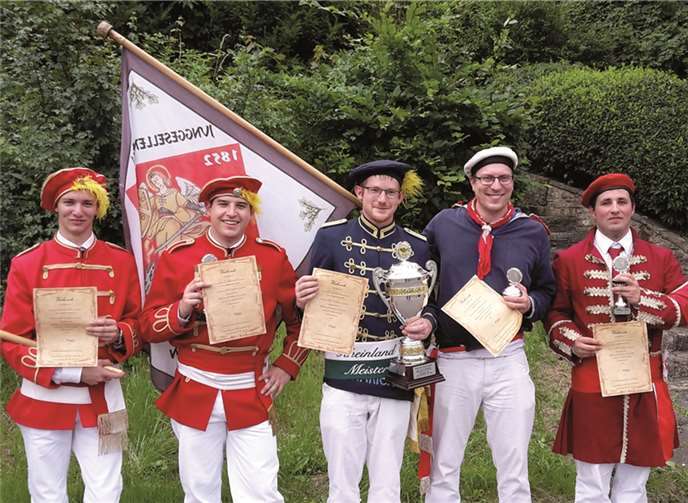 Flankiert von den beiden anderen erfolgreichen Fähnrichen präsentierte sich der neue Rheinlandmeister, Marc Hommscheid, aus Kalenborn.