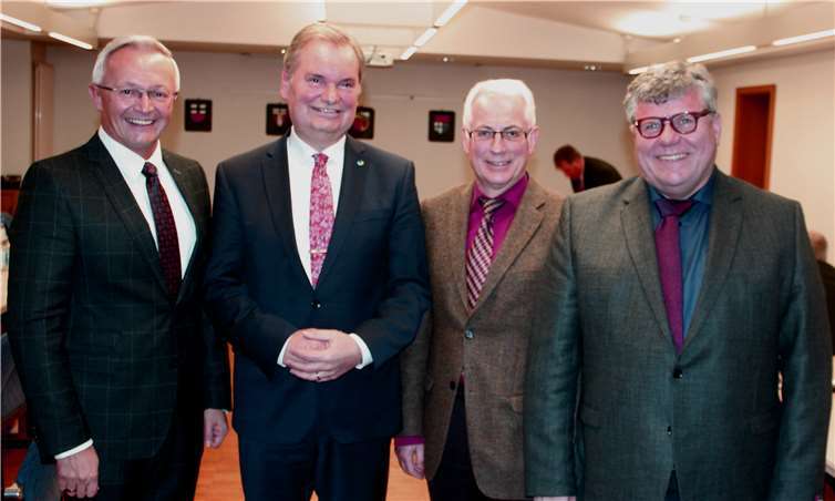 Flankiert von der neuen Kreisspitze präsentierten sich Karsten Fehr und Volker Mendel ihren Bürgermeister-Kollegen. DL