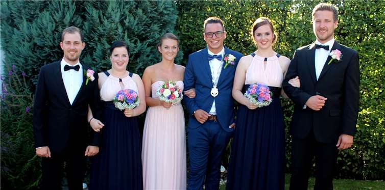 Flankiert von seinen Ehrenpaaren erwarteten die jungen Orsberger Majestäten Yannik Steil und Caro Thomas, am späten Samstagnachmittag in der Waldstraße den Königszug der Sankt Josephs-Kirmes.DL