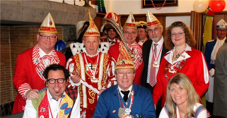 Flankiert von seiner Prinzessin, Gabi Ziegler, und dem potenziellen Prinzen in spe, Lothar II. alias „Don Camillo“, genoss Paul II. den Rathausempfang mit Johannes I.. DL