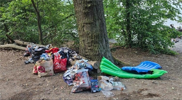 Flaschen, Plastikverpackungen, Einweggeschirr: Am Ufer des Sees türmt sich gerade nach Wochenenden der Müll.  Foto: Gabi Becker