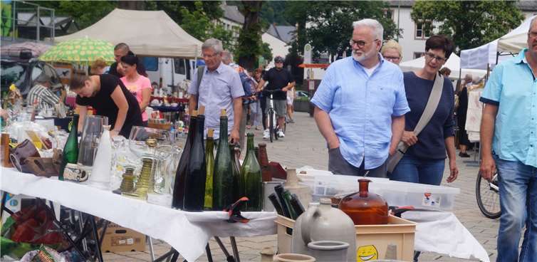 Flaschen und Steinzeug gab es an diesem Marktstand zu kaufen.