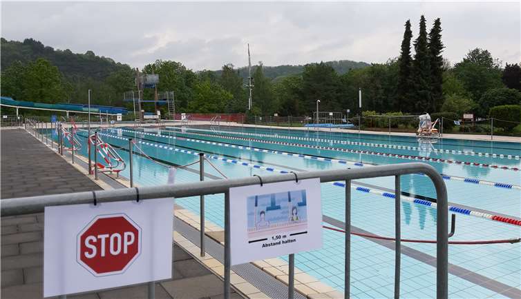 Flatterbänder und Absperrungen prägen auch in diesem Jahr das Bild im Remagener Freizeitbad. Foto: privat