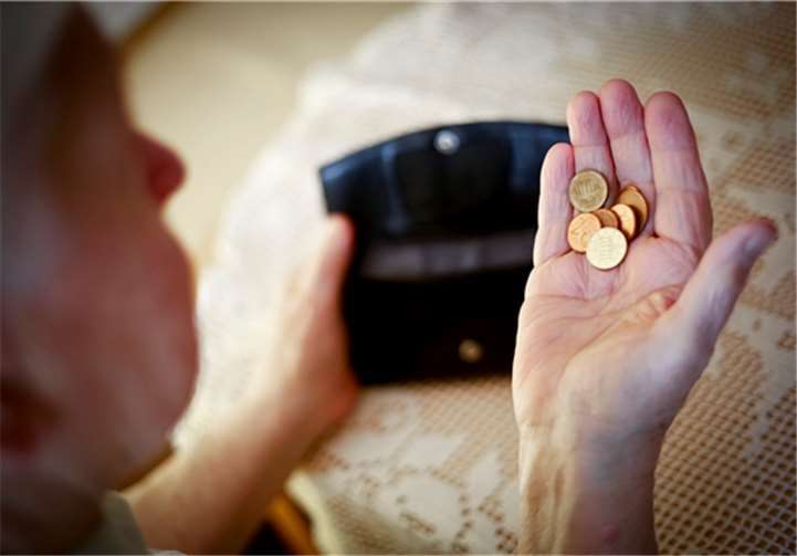 Flaute im Portemonnaie: Immer mehr Menschen im Rentenalter sind von Armut betroffen – und auf Grundsicherung vom Staat („Alters-Hartz-IV“) angewiesen. Die Gewerkschaft Nahrung-Genuss-Gaststätten (NGG) fordert eine Stärkung der gesetzlichen Rente. Auch die betriebliche Vorsorge soll ausgebaut werden.NGG