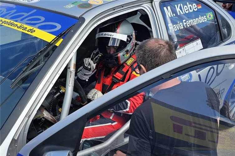 Flavia Fernandes Im Cockpit des Ford Mondeo bekommt letzte Tipps von Mike Klebe