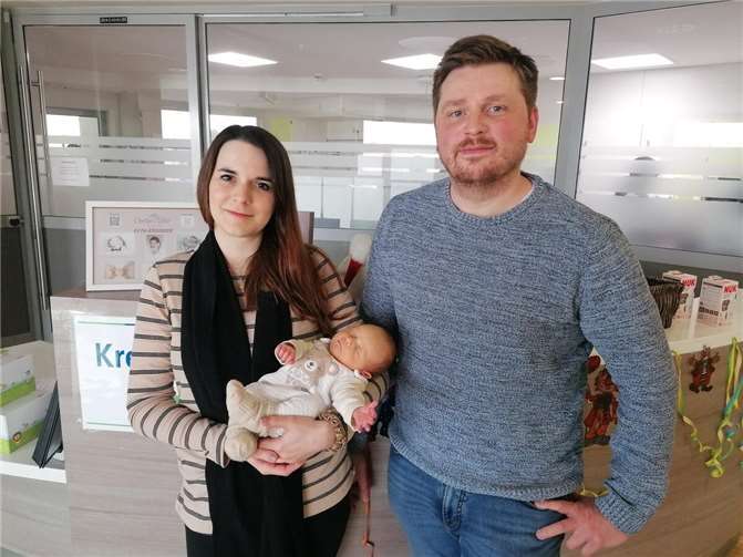 Flavia und Michael Schardt sind überglücklich, dass nach schweren Komplikationen in der Schwangerschaft nun das Familienglück mit der kleinen Antonia komplett ist.  Foto: Beate Christ