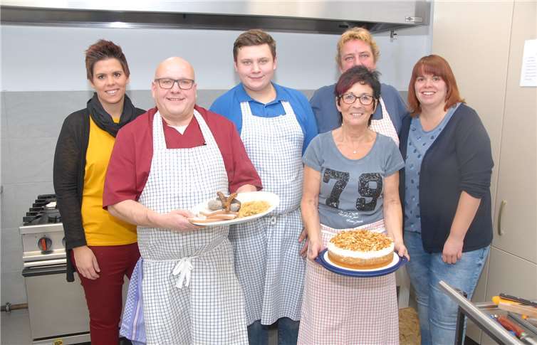 Fleischermeister Olaf Gebauer (2.v.li.) und sein Team konnten stolz auf sich sein. Das von ihnen in der Küche des Gemeinschaftshauses zubereitete Essen schmeckte wiederausgezeichnet. Am Nachmittag kamen selbst gemachte Kuchen auf die Tische.