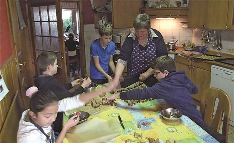 Fleißig backten die Messdienerinnen und Messdiener die vielfältigen Leckereien. Privat