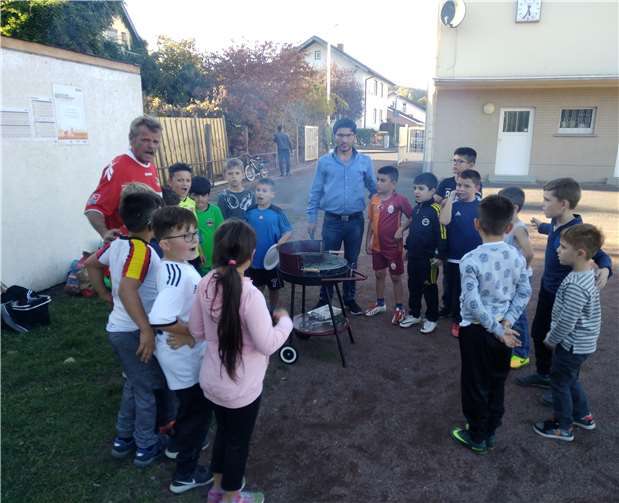 Fleißig gegrillt und lecker gegessen haben die Kids und ihre Familien und Betreuer zum Ferienbeginn.  Privat