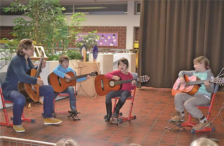 Fleißig geübt hatte die Gitarrengruppe mit Martina Kölle (li.). WEIGERT