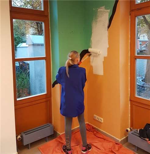 Fleißig packten die Jugendlichen mit an, um den Jugendtreff in neuem Glanze erstrahlen zu lassen. privat