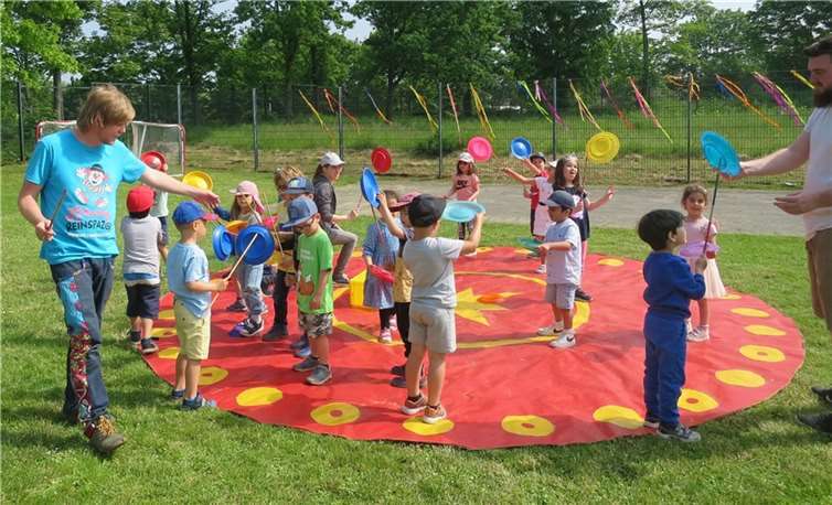 Fleißig probieren sich die Kinder am Tellerdrehen. Quelle: Stadt Meckenheim