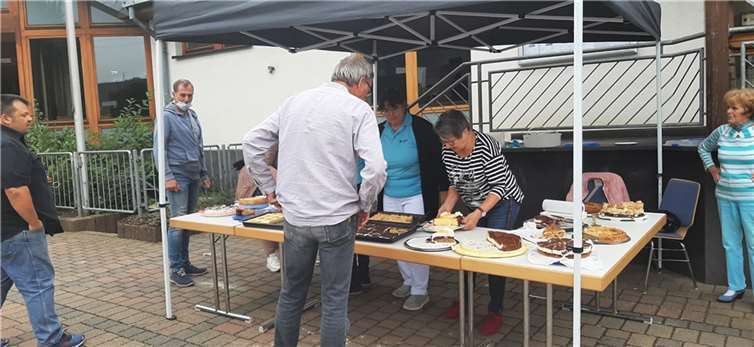 Fleißig verkauften die kfd-Frauen Kuchen um Geld für die Flutopfer zu sammeln.Foto: privat