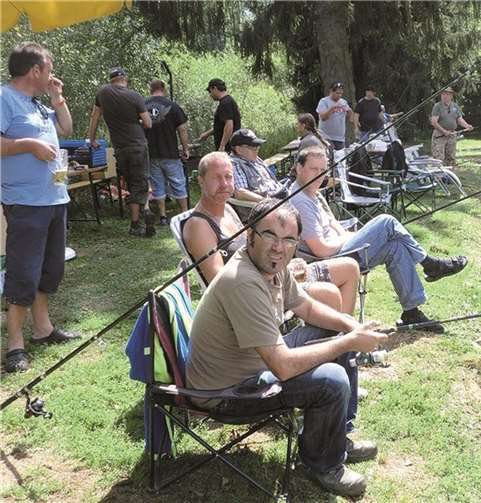 Fleißig wurde ein Fisch nach dem anderen gefangen und gegrillt.  Privat