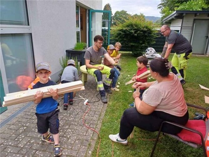 Fleißig wurde geholfen.