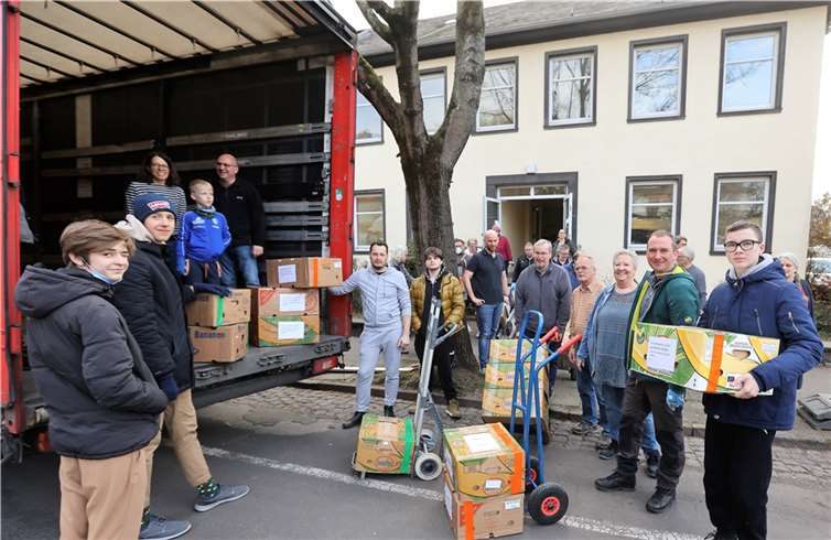 Fleißig wurden die Hilfsgüter verladen. Foto: privat